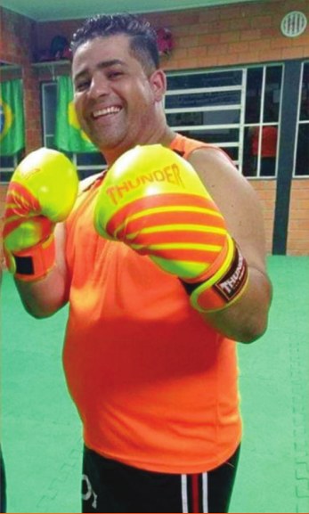 Ariel Brandão com luvas de boxe em projeto esportivo