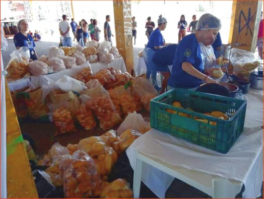 Distribuição de lanches no Mortadela Fest