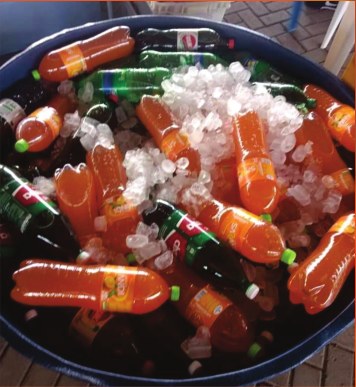 Bebidas geladas preparadas para as crianças no Mortadela Fest