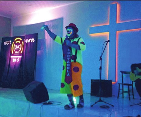 Palhaço Mortadela se apresentando no palco